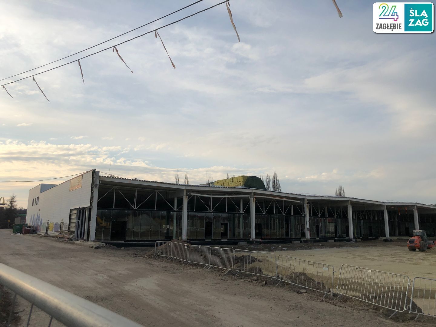Dąbrowa Górnicza-Reden. Przebudowa dawnego hipermarketu «Auchan» przez niemiecką firmę Saller-Bau na nowy park handlowy «S1 Dąbrovia»,. 9 marca 2025.