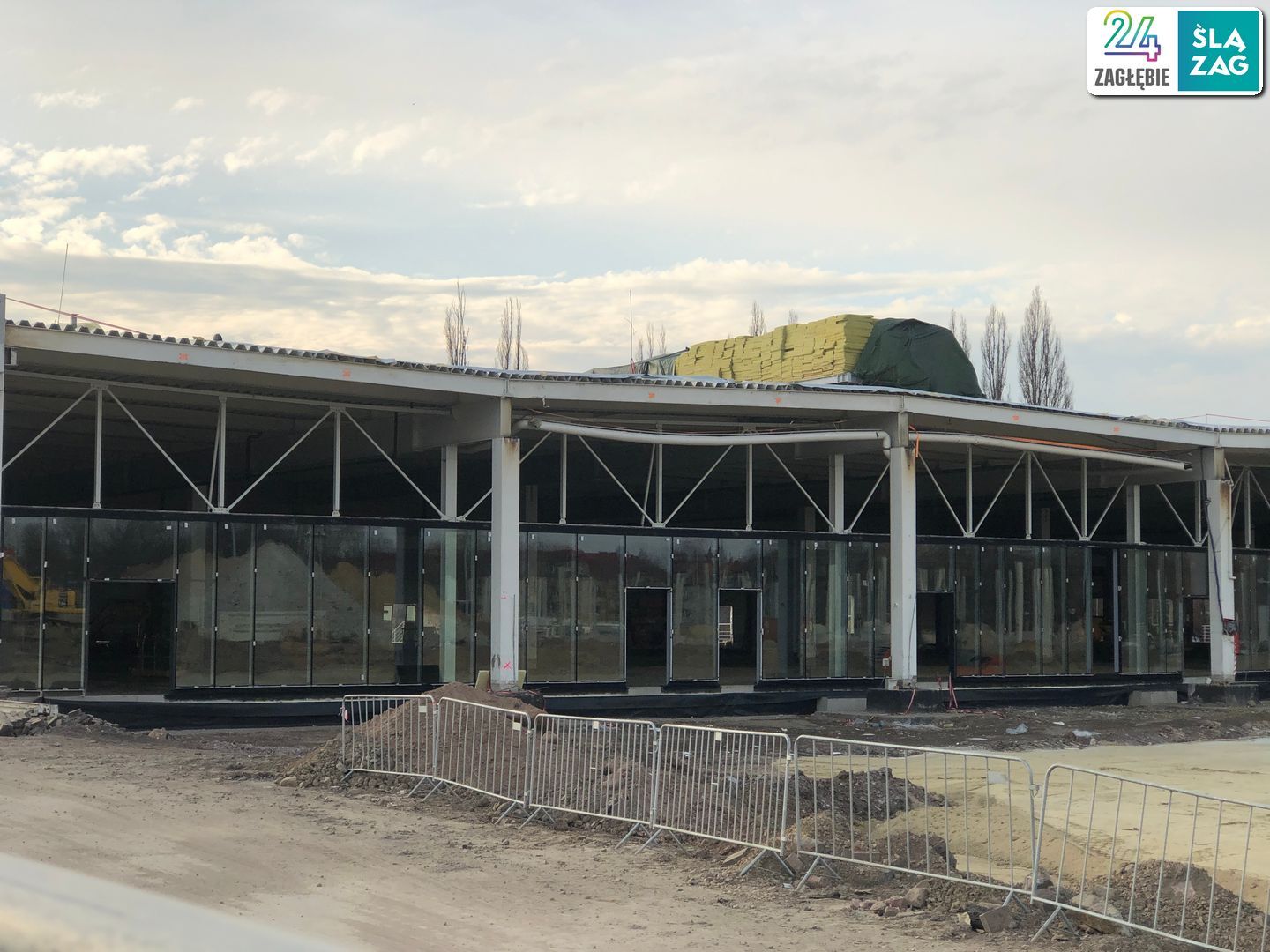 Dąbrowa Górnicza-Reden. Przebudowa dawnego hipermarketu «Auchan» przez niemiecką firmę Saller-Bau na nowy park handlowy «S1 Dąbrovia»,. 9 marca 2025.