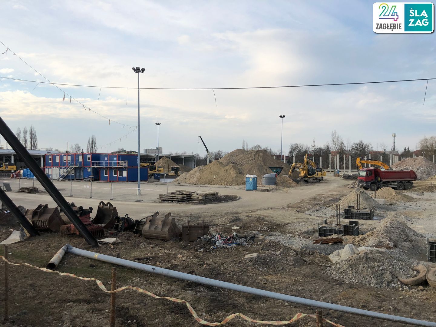 Dąbrowa Górnicza-Reden. Przebudowa dawnego hipermarketu «Auchan» przez niemiecką firmę Saller-Bau na nowy park handlowy «S1 Dąbrovia»,. 9 marca 2025.