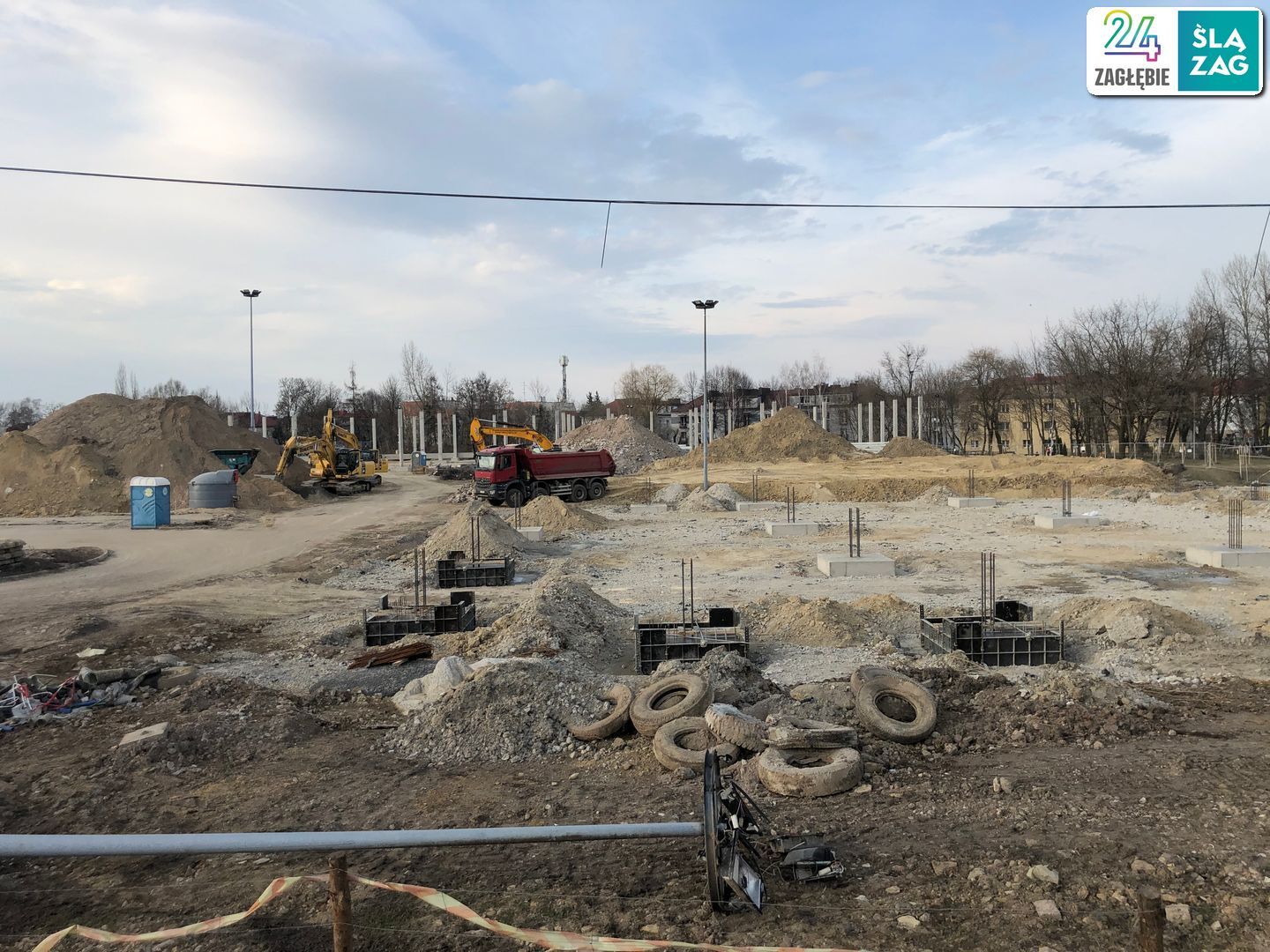 Dąbrowa Górnicza-Reden. Przebudowa dawnego hipermarketu «Auchan» przez niemiecką firmę Saller-Bau na nowy park handlowy «S1 Dąbrovia»,. 9 marca 2025.
