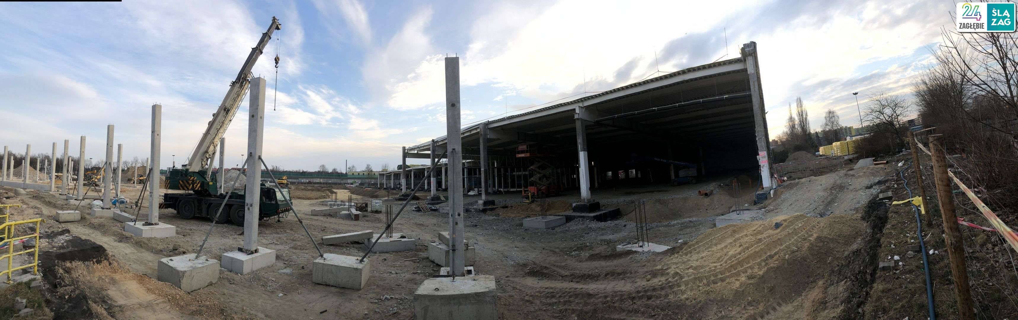 Dąbrowa Górnicza-Reden. Przebudowa dawnego hipermarketu «Auchan» przez niemiecką firmę Saller-Bau na nowy park handlowy «S1 Dąbrovia»,. 9 marca 2025.