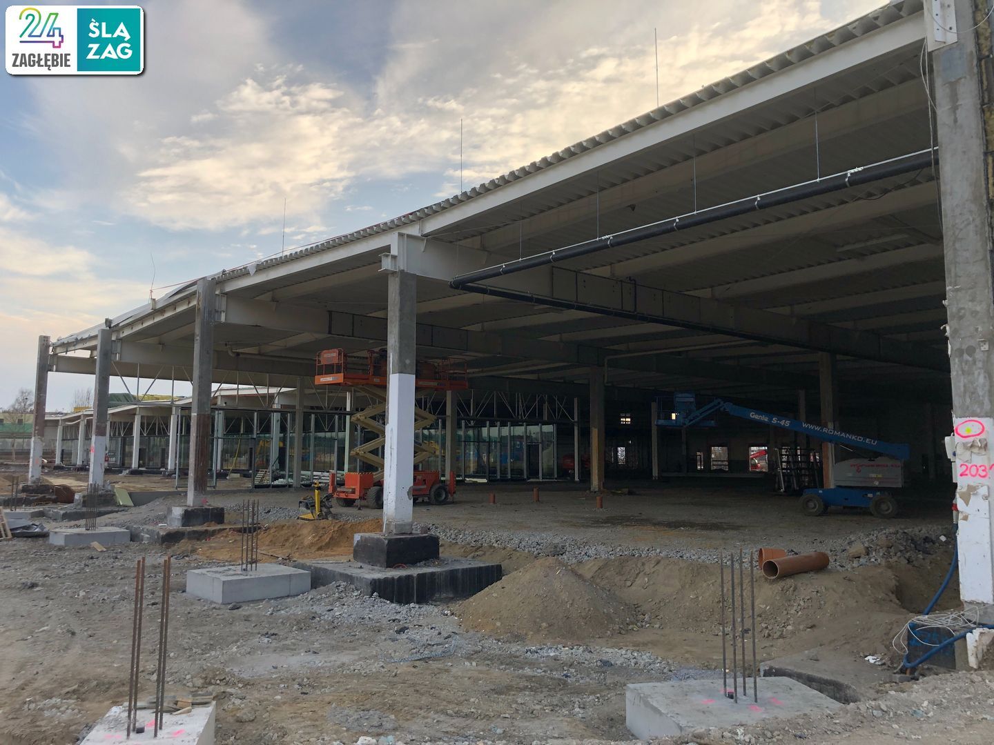 Dąbrowa Górnicza-Reden. Przebudowa dawnego hipermarketu «Auchan» przez niemiecką firmę Saller-Bau na nowy park handlowy «S1 Dąbrovia»,. 9 marca 2025.