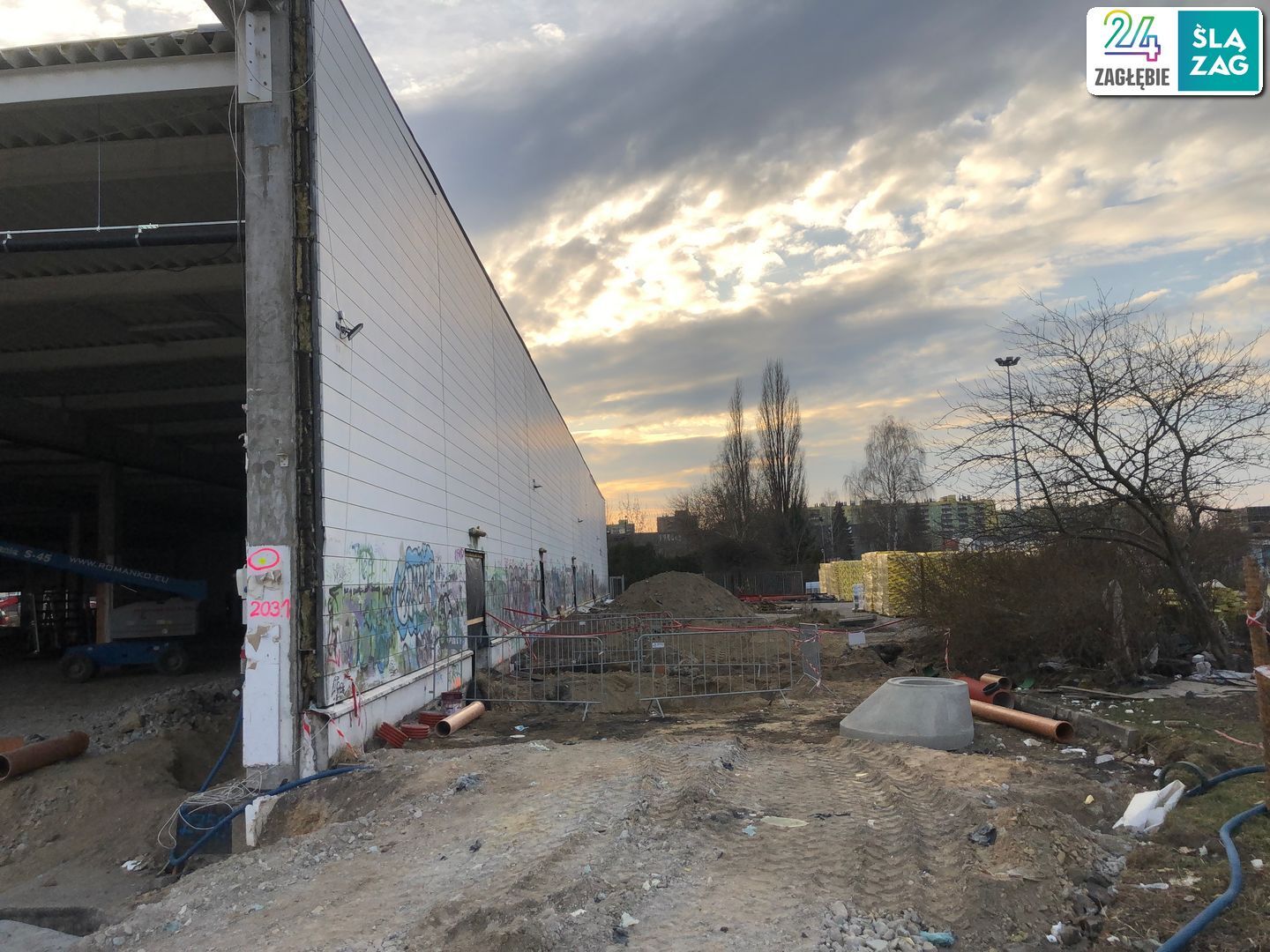 Dąbrowa Górnicza-Reden. Przebudowa dawnego hipermarketu «Auchan» przez niemiecką firmę Saller-Bau na nowy park handlowy «S1 Dąbrovia»,. 9 marca 2025.