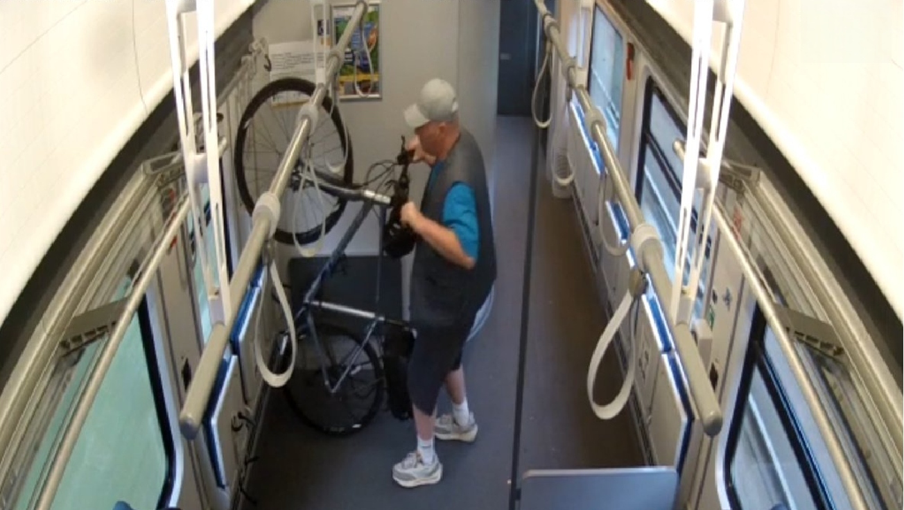 Dąbrowa Górnicza. Zuchwały złodziej ukradł w pociągu rower, patrząc kamerom monitoringu wprost w obiektyw. GALERIA