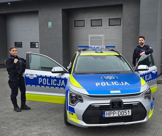 Dąbrowa Górnicza. Policjanci Nikola Śliwińska i Bartłomiej Napora, którzy pomogli kobiecie po upadku z drabiny. Marzec 2026