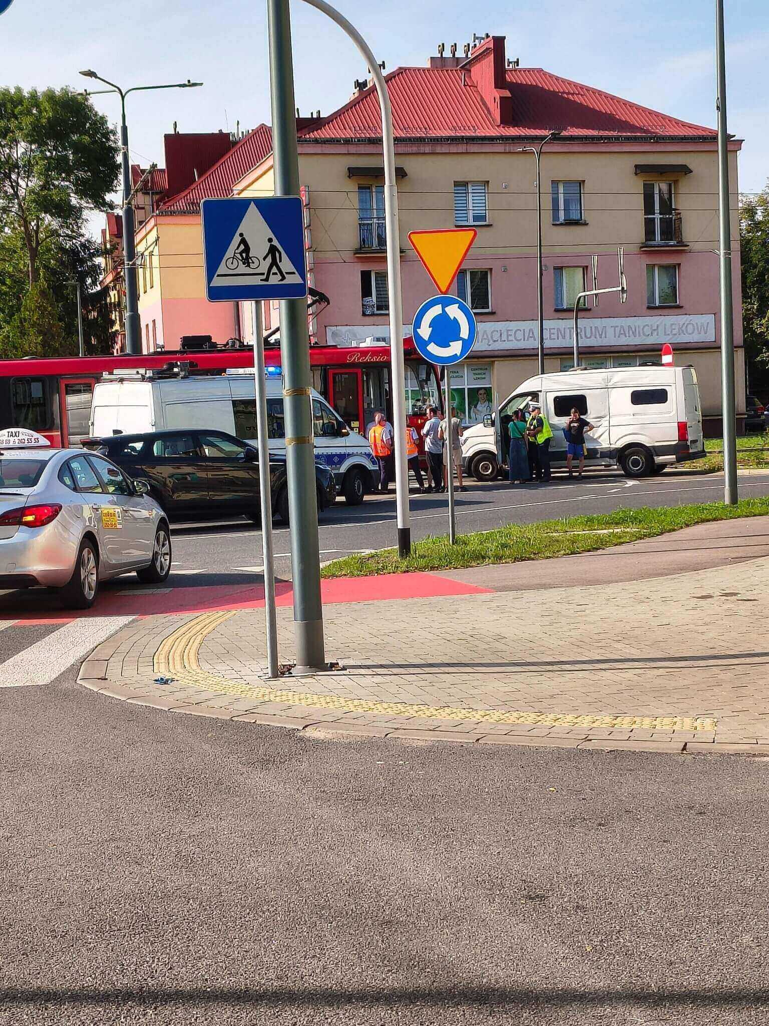 Dąbrowa Górnicza. Skrzyżowanie al. Tysiąclecia i ul. Józefa Piłsudskiego. Kolizja tramwaju i samochodu dostawczego. 8 sierpnia 2025.