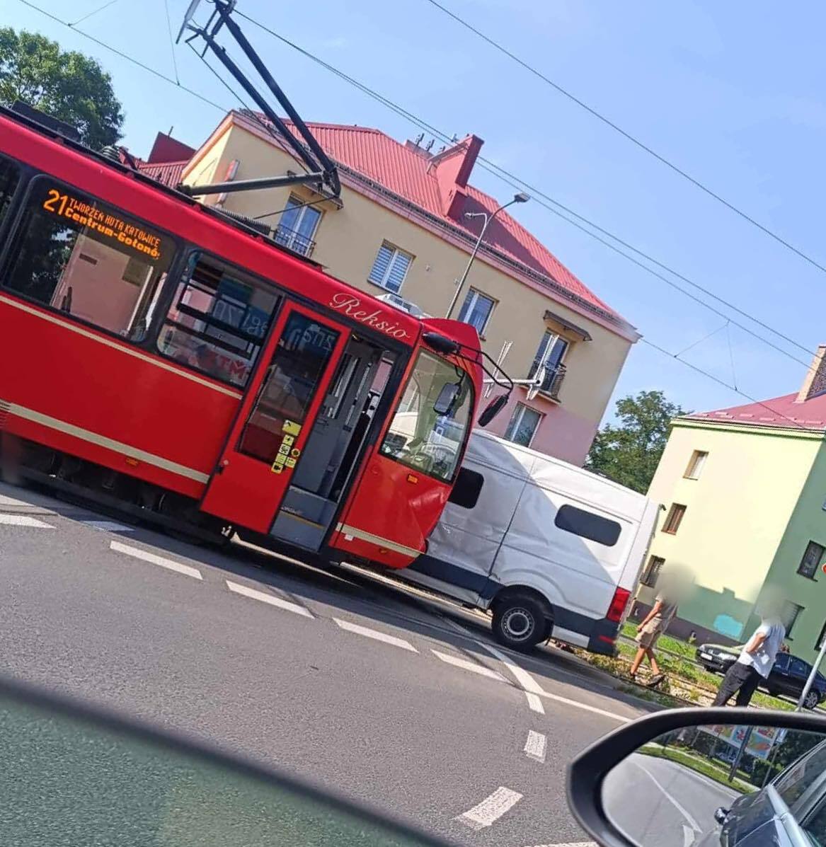 Dąbrowa Górnicza. Skrzyżowanie al. Tysiąclecia i ul. Józefa Piłsudskiego. Kolizja tramwaju i samochodu dostawczego. 8 sierpnia 2025.