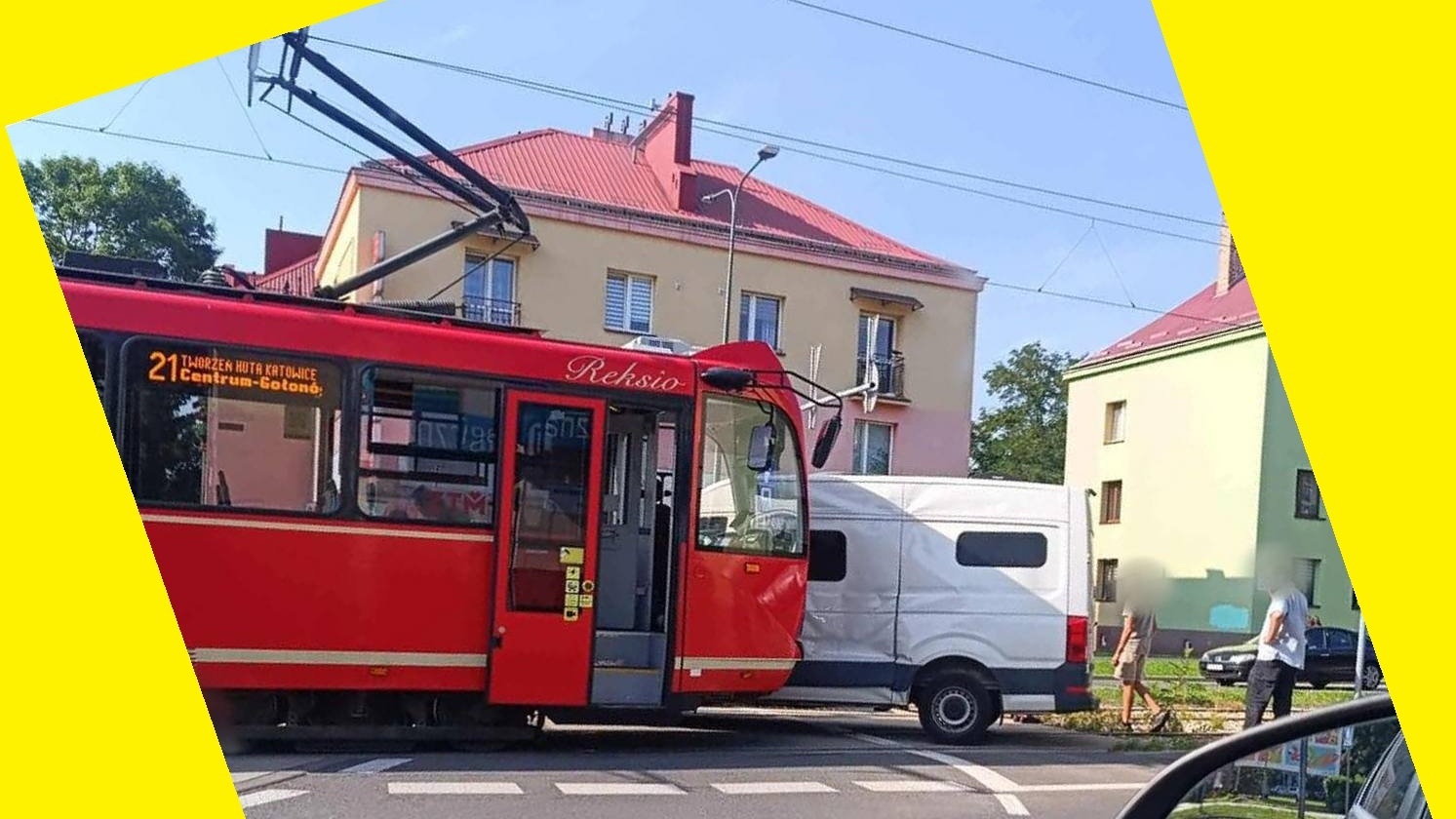 Dąbrowa Górnicza. Skrzyżowanie al. Tysiąclecia i ul. Józefa Piłsudskiego. Kolizja tramwaju i samochodu dostawczego. 8 sierpnia 2025.