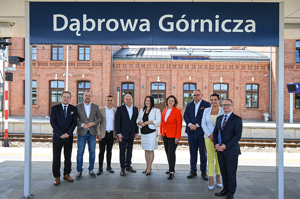 Konferencja prasowa na stacji Dąbrowa Górnicza w sprawie uruchomienia bezpośrednich połączeń Zagłębia Dąbrowskiego z Krakowem przez Koleje Śląskie. 6 czerwca 2025.