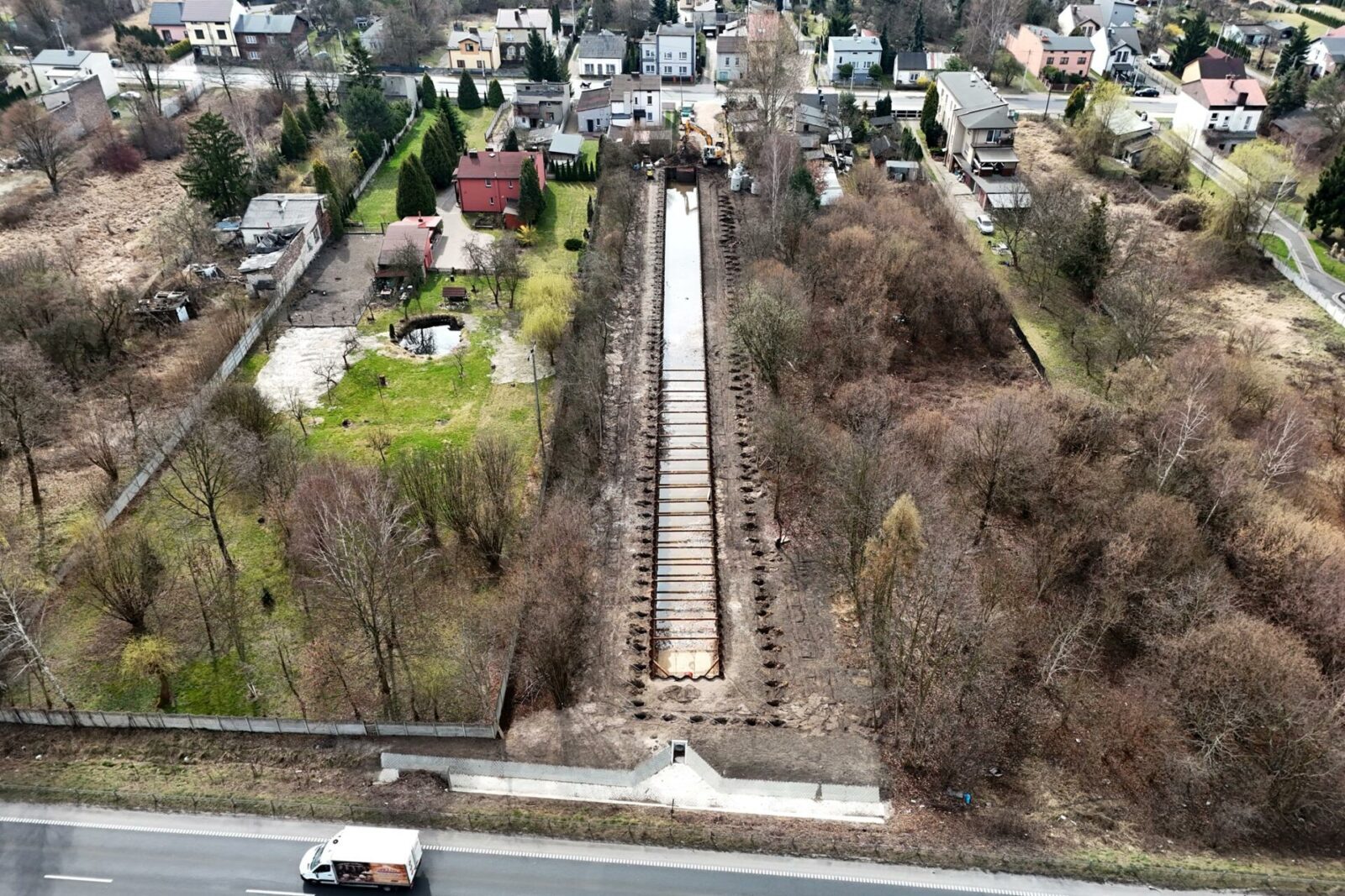 Dąbrowa Górnicza-Strzemieszyce Wielkie. Budowa zbiornika retencyjnego wody opadowej z DK94 przy ulicy Oddziału AK Ordona. 25 marca 2026