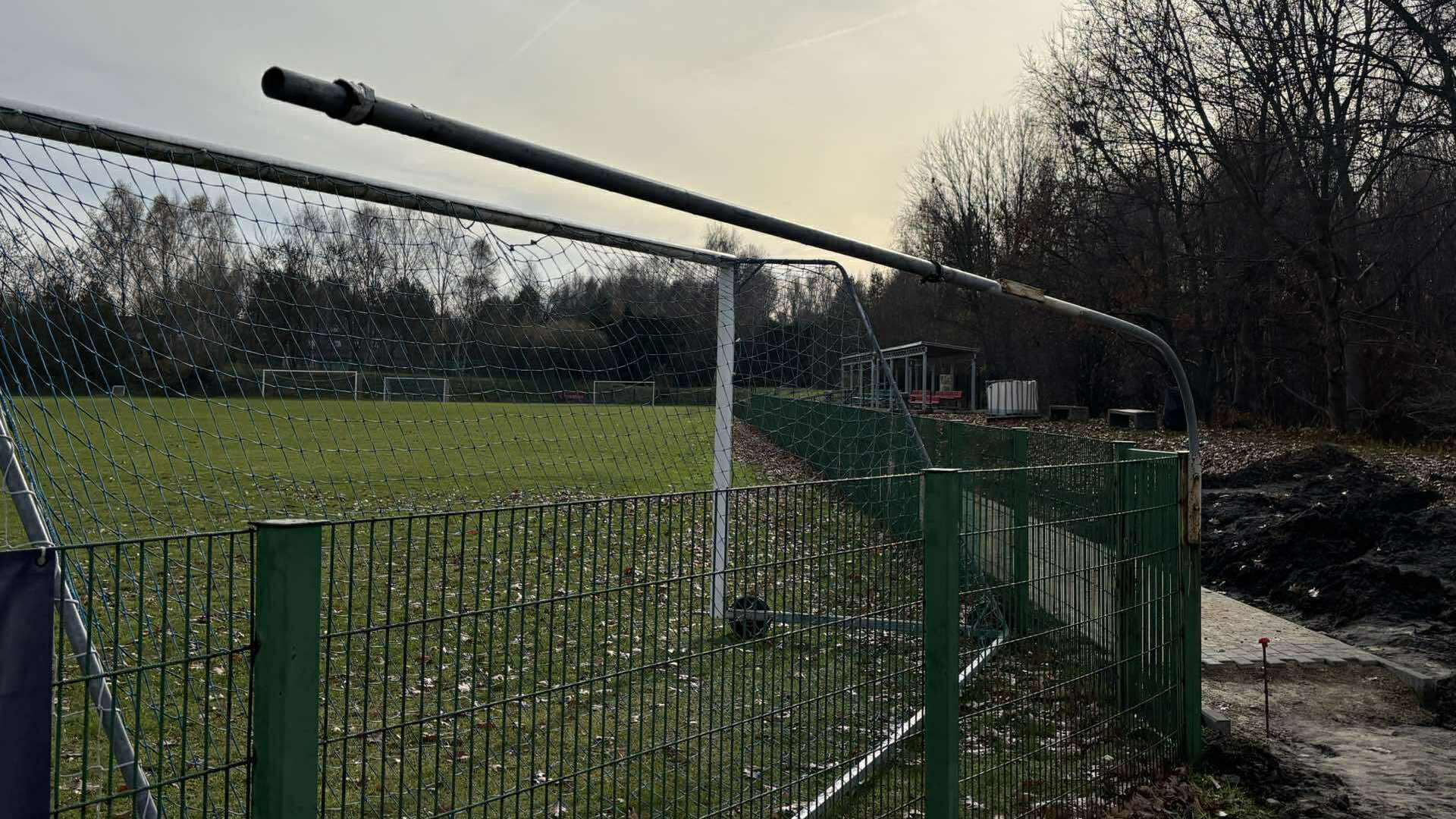 Zdewastowano obiekt i okradziono klub sportowy z Jaworzna. Zawodnicy L.K.S. «Ciężkowianka» nie mają gdzie trenować. ZDJĘCIA