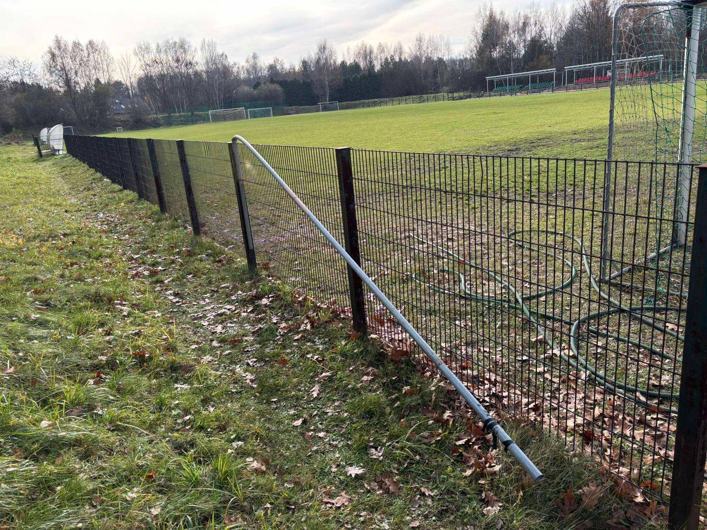 Jaworzno-Ciężkowice. Dewastacja oświetlenia boiska L. K. S. «Ciężkowianka» i kradzież. 7-8 listopada 2025.