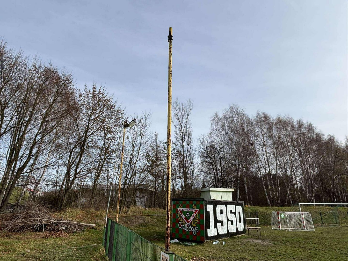 Jaworzno-Ciężkowice. Dewastacja oświetlenia boiska L. K. S. «Ciężkowianka» i kradzież. 7-8 listopada 2025.