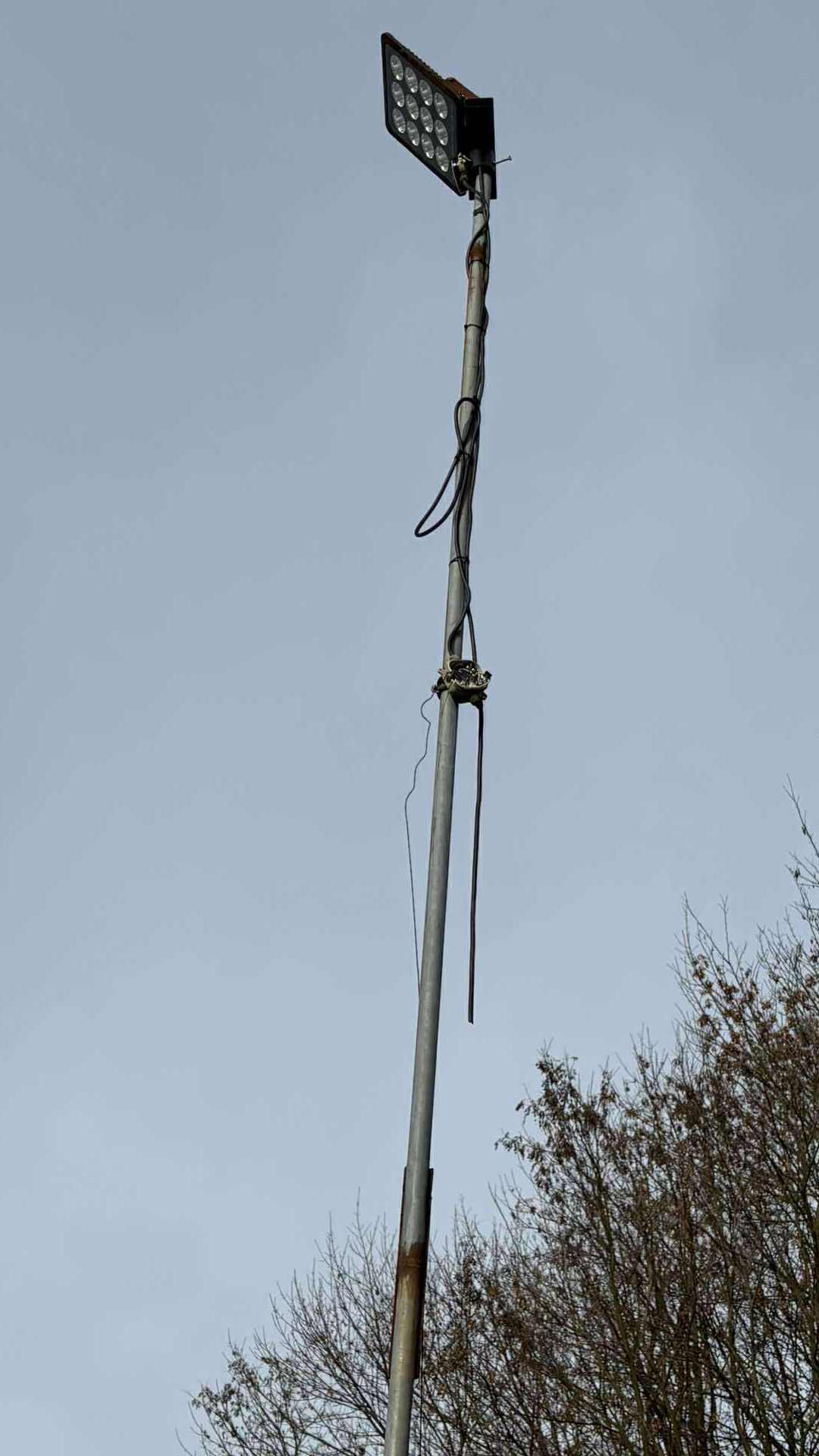 Jaworzno-Ciężkowice. Dewastacja oświetlenia boiska L. K. S. «Ciężkowianka» i kradzież. 7-8 listopada 2025.