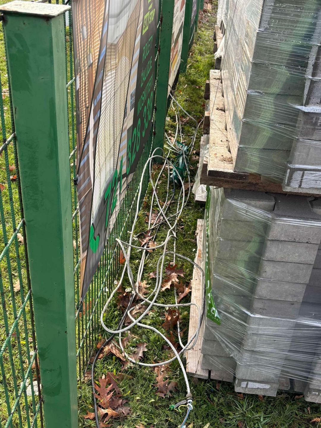 Jaworzno-Ciężkowice. Dewastacja oświetlenia boiska L. K. S. «Ciężkowianka» i kradzież. 7-8 listopada 2025.