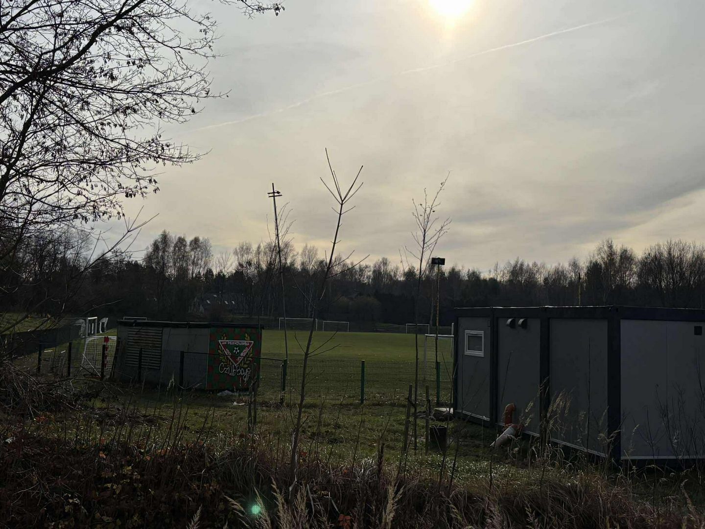 Jaworzno-Ciężkowice. Dewastacja oświetlenia boiska L. K. S. «Ciężkowianka» i kradzież. 7-8 listopada 2025.