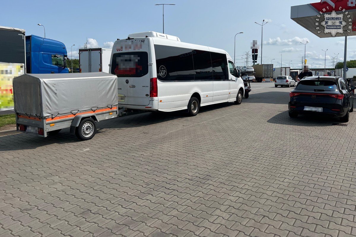 MOP Wieszowa (gmina Zbrosławice, powiat tarnogórski). Zatrzymanie pijanego kierowcy busa z Będzina przez Komisariat Policji Autostradowej w Gliwicach. 5 czerwca 2025.