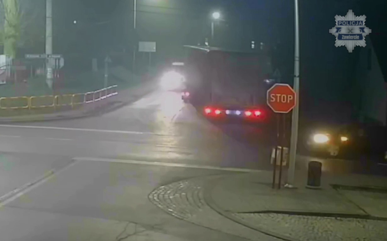 Ogrodzieniec. Przywłaszczenie paczki przez kobietę na skrzyżowaniu ulic: Tadeusza Kościuszki, Bzowskiej i Olkuskiej. 22 grudnia 2025.