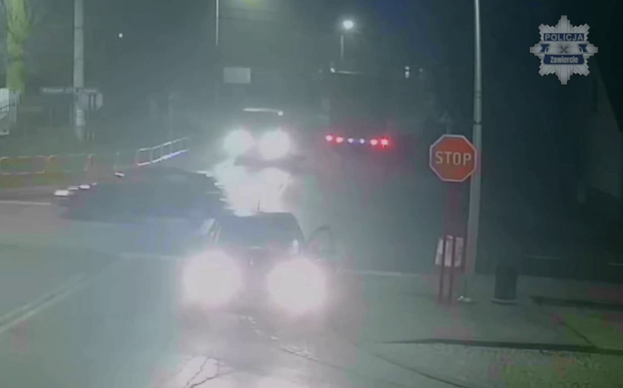 Ogrodzieniec. Przywłaszczenie paczki przez kobietę na skrzyżowaniu ulic: Tadeusza Kościuszki, Bzowskiej i Olkuskiej. 22 grudnia 2025.