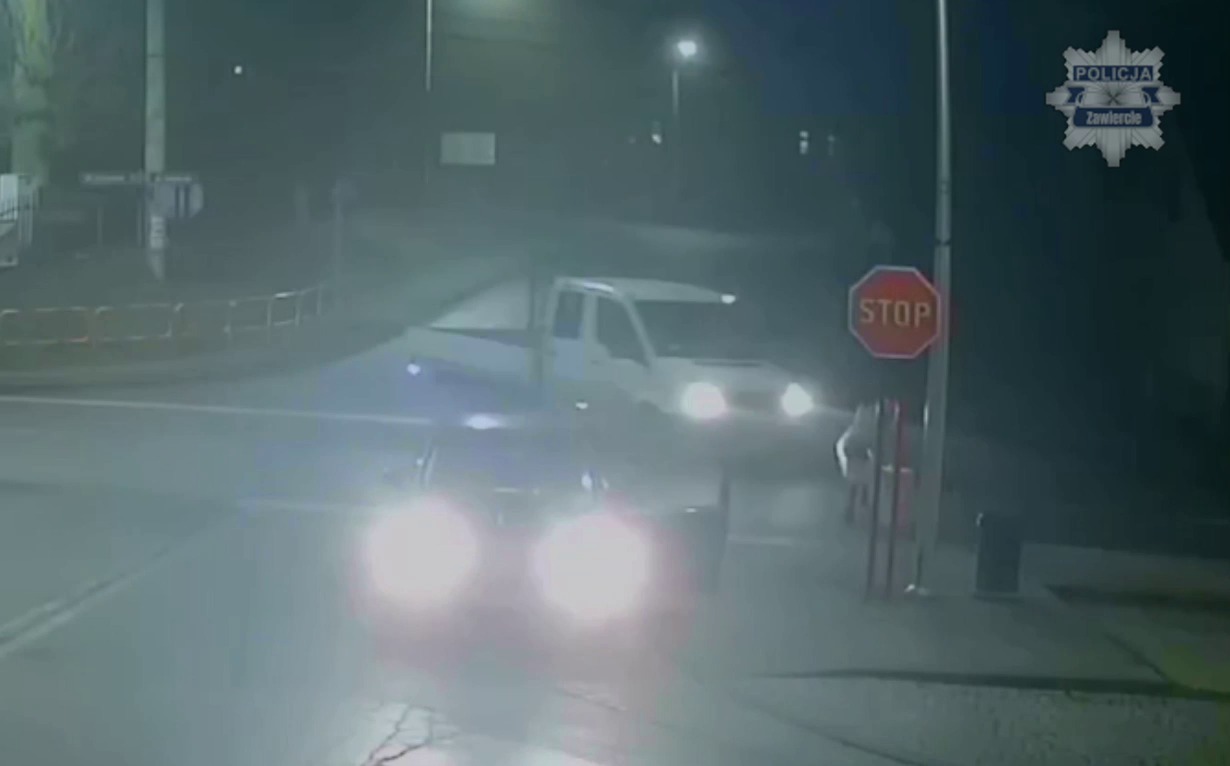 Ogrodzieniec. Przywłaszczenie paczki przez kobietę na skrzyżowaniu ulic: Tadeusza Kościuszki, Bzowskiej i Olkuskiej. 22 grudnia 2025.