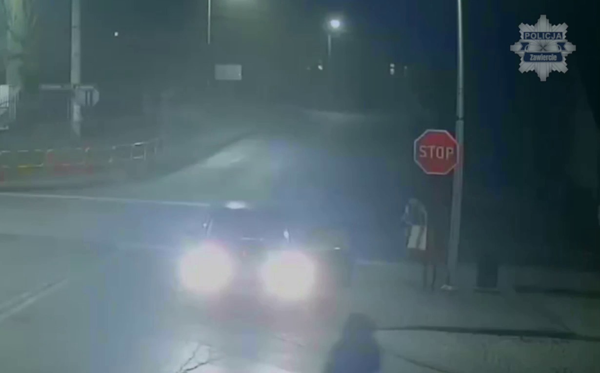 Ogrodzieniec. Przywłaszczenie paczki przez kobietę na skrzyżowaniu ulic: Tadeusza Kościuszki, Bzowskiej i Olkuskiej. 22 grudnia 2025.
