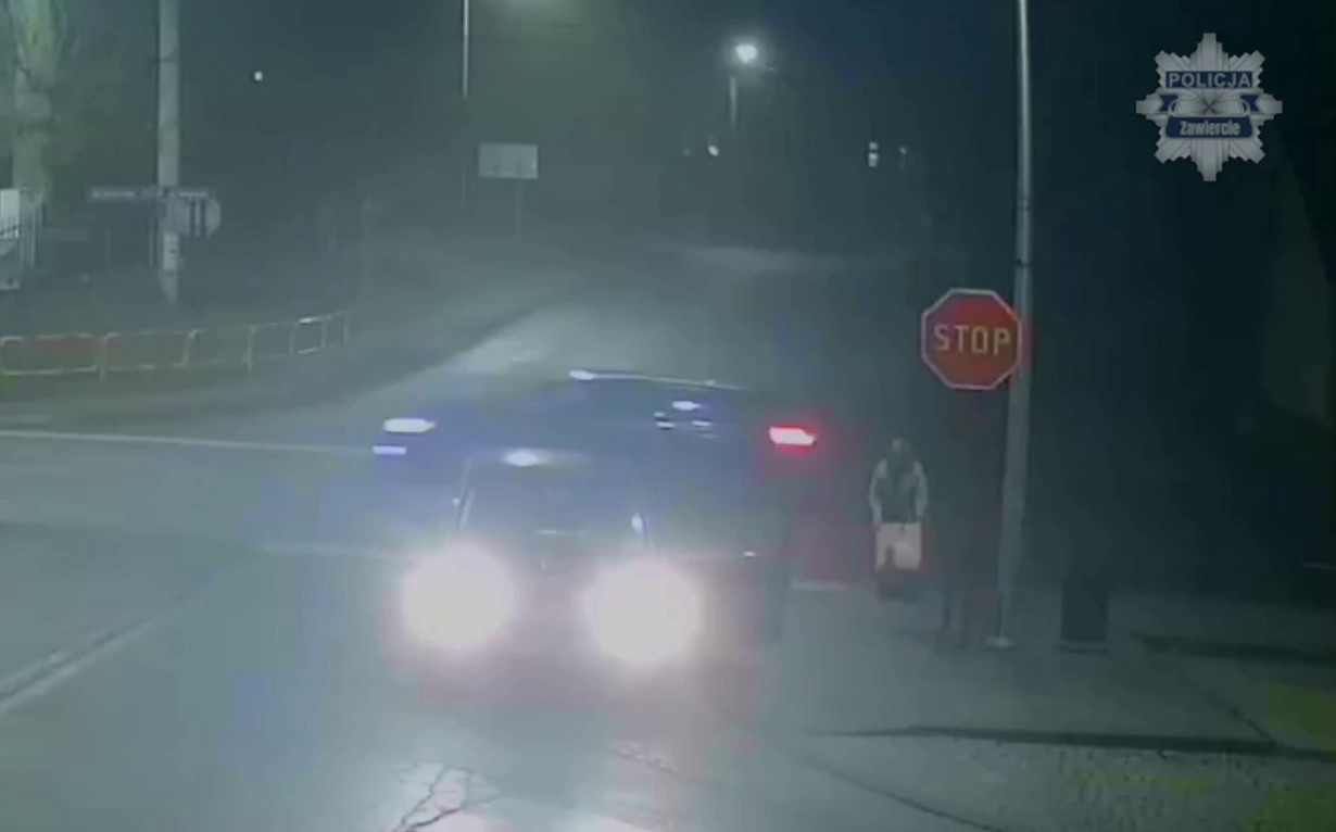 Ogrodzieniec. Przywłaszczenie paczki przez kobietę na skrzyżowaniu ulic: Tadeusza Kościuszki, Bzowskiej i Olkuskiej. 22 grudnia 2025.