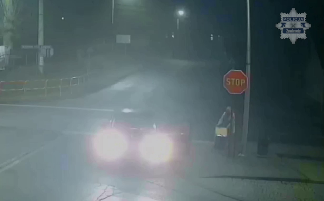 Ogrodzieniec. Przywłaszczenie paczki przez kobietę na skrzyżowaniu ulic: Tadeusza Kościuszki, Bzowskiej i Olkuskiej. 22 grudnia 2025.