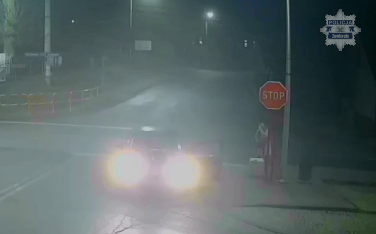 Ogrodzieniec. Przywłaszczenie paczki przez kobietę na skrzyżowaniu ulic: Tadeusza Kościuszki, Bzowskiej i Olkuskiej. 22 grudnia 2025.