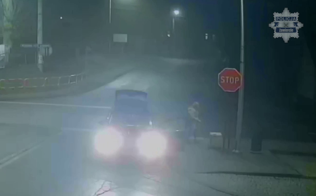 Ogrodzieniec. Przywłaszczenie paczki przez kobietę na skrzyżowaniu ulic: Tadeusza Kościuszki, Bzowskiej i Olkuskiej. 22 grudnia 2025.