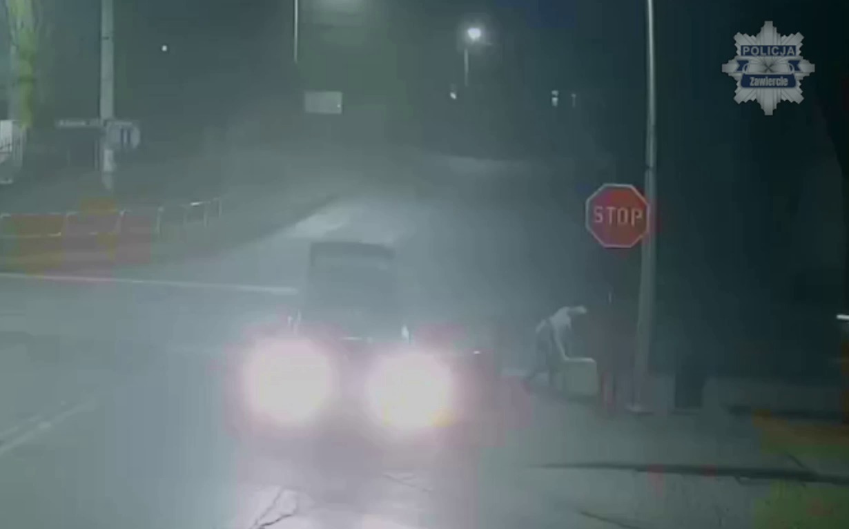 Ogrodzieniec. Przywłaszczenie paczki przez kobietę na skrzyżowaniu ulic: Tadeusza Kościuszki, Bzowskiej i Olkuskiej. 22 grudnia 2025.