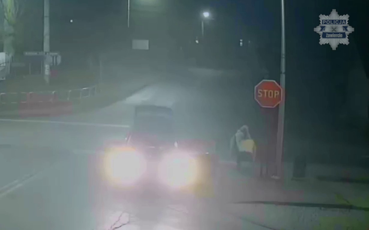 Ogrodzieniec. Przywłaszczenie paczki przez kobietę na skrzyżowaniu ulic: Tadeusza Kościuszki, Bzowskiej i Olkuskiej. 22 grudnia 2025.