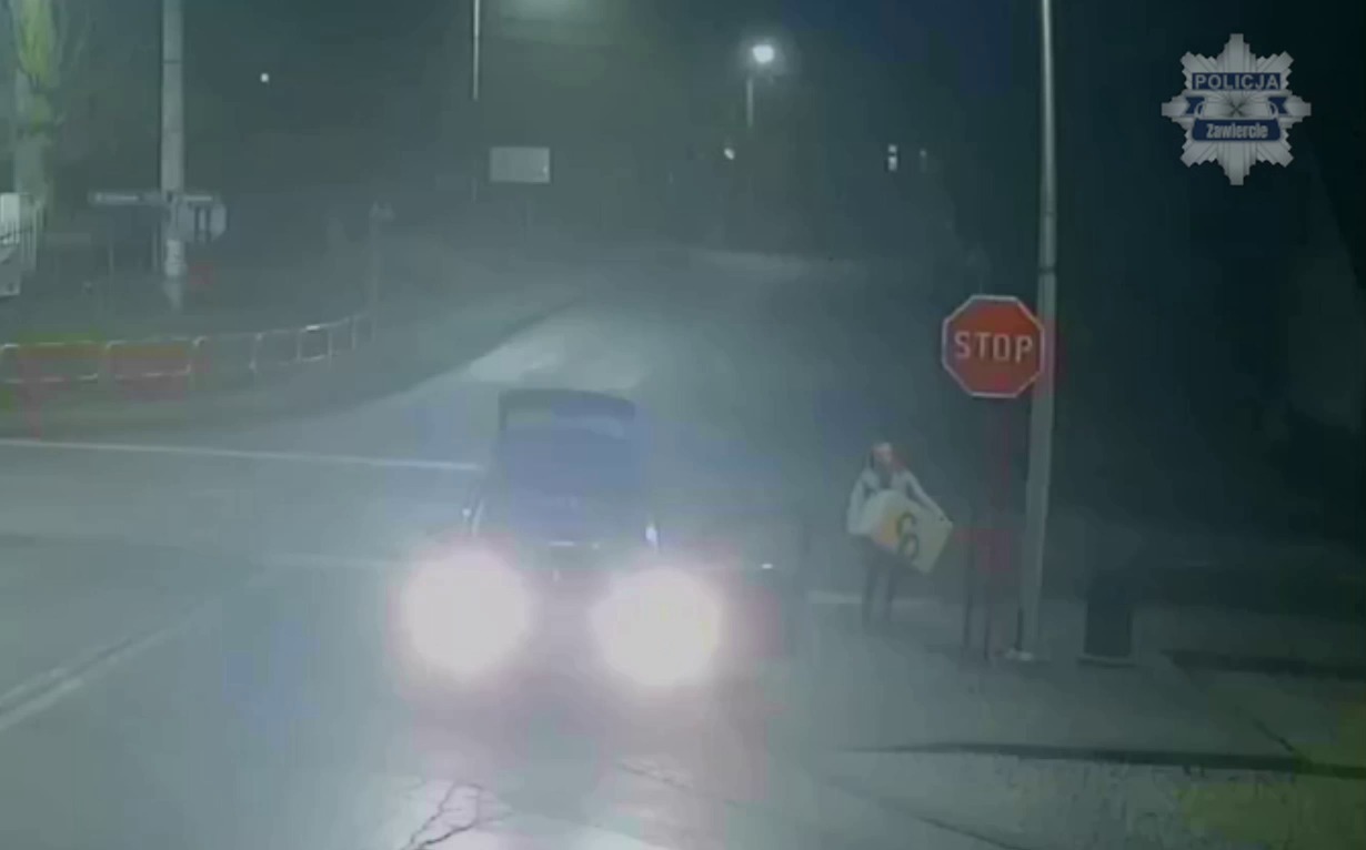 Przywłaszczyła zgubioną przez kuriera przesyłkę z laptopami dla szkoły. Uznała, iż wart ponad 20 tysięcy sprzęt, to gwiazdkowy prezent? VIDEO