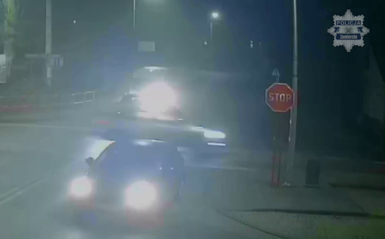 Ogrodzieniec. Przywłaszczenie paczki przez kobietę na skrzyżowaniu ulic: Tadeusza Kościuszki, Bzowskiej i Olkuskiej. 22 grudnia 2025.