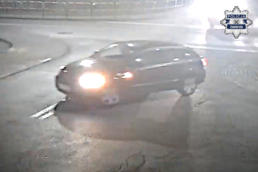 Ogrodzieniec. Przywłaszczenie paczki przez kobietę na skrzyżowaniu ulic: Tadeusza Kościuszki, Bzowskiej i Olkuskiej. 22 grudnia 2025.