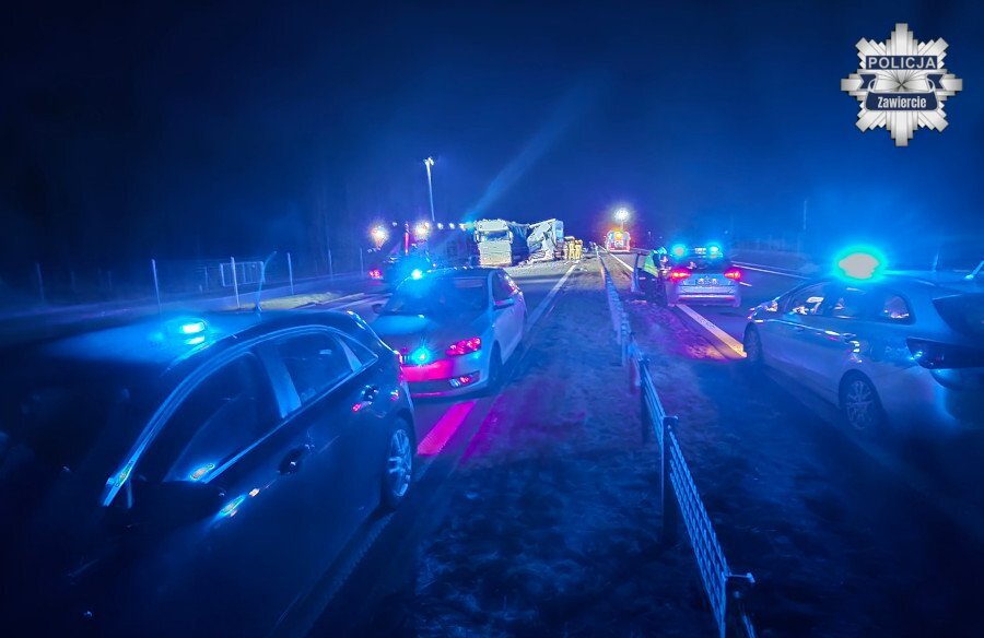 Poręba. Droga Krajowa nr 78. Śmiertelny wypadek – najechanie ciężarówki na naczepę innej ciężarówki. 1 kwietnia 2026