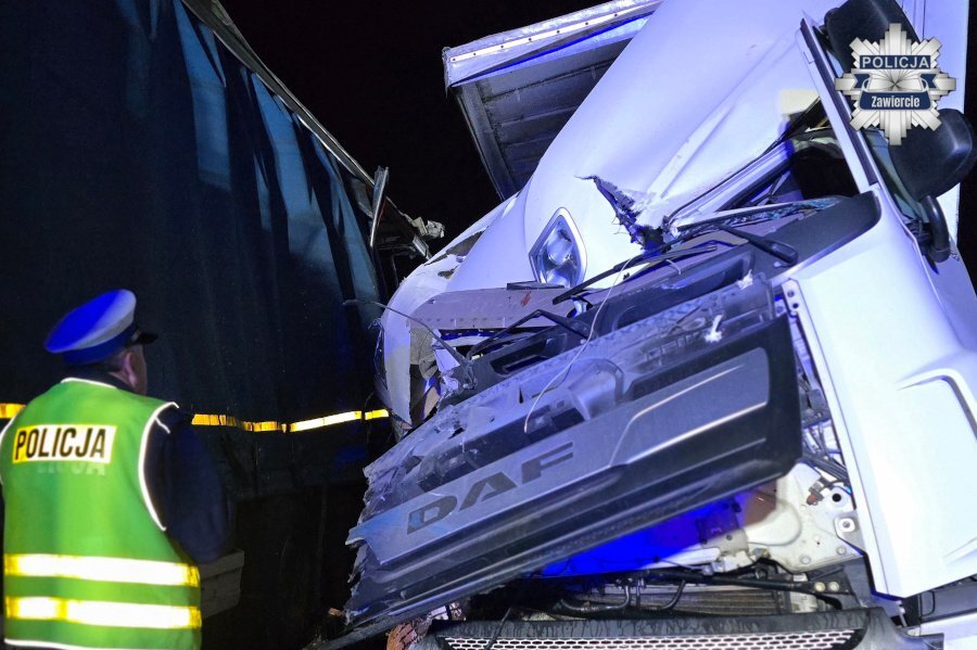 Poręba. Droga Krajowa nr 78. Śmiertelny wypadek – najechanie ciężarówki na naczepę innej ciężarówki. 1 kwietnia 2026