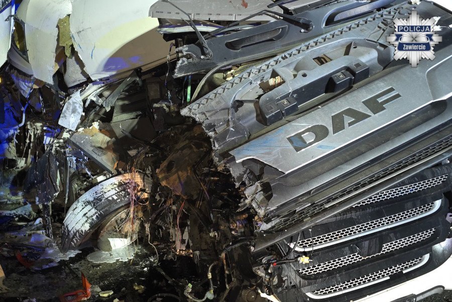 Poręba. Droga Krajowa nr 78. Śmiertelny wypadek – najechanie ciężarówki na naczepę innej ciężarówki. 1 kwietnia 2026