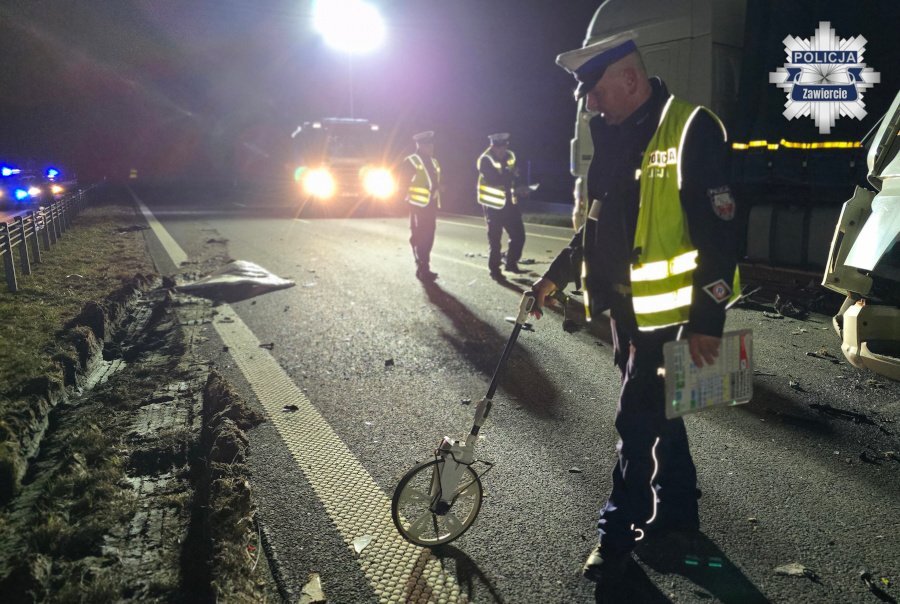 Poręba. Droga Krajowa nr 78. Śmiertelny wypadek – najechanie ciężarówki na naczepę innej ciężarówki. 1 kwietnia 2026