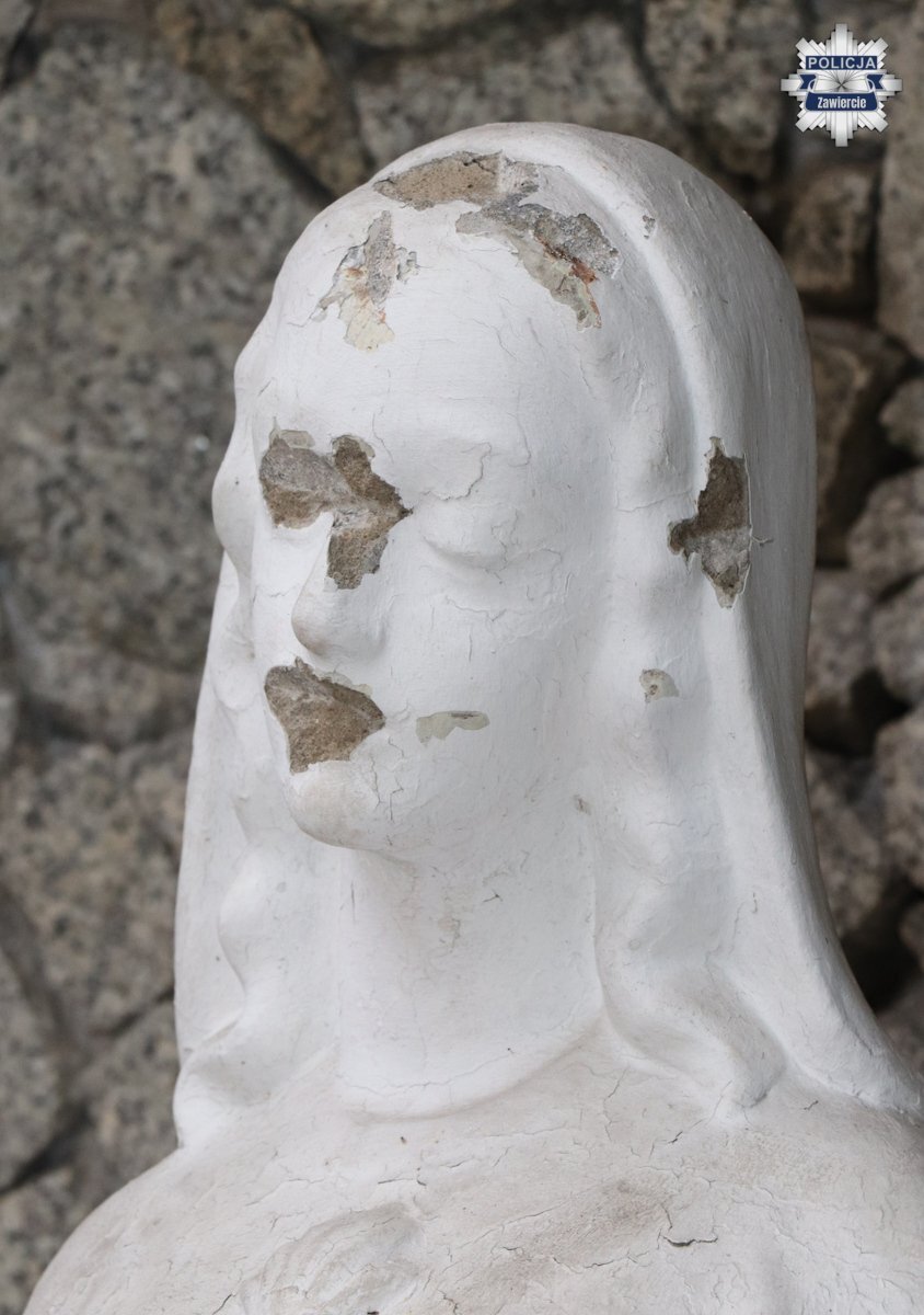 Poręba. Zniszczone figury przy kościele pod wezwaniem Świętego Józefa Oblubieńca NMP. 19 marca 2026