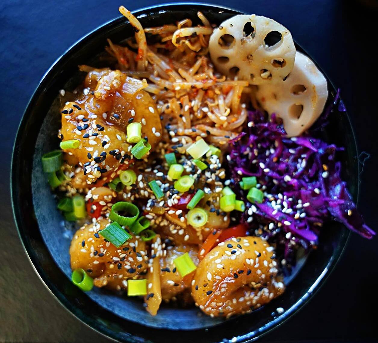 Restauracja «Mr. Yummy Umami». Krewetki w glazurze kan pung. 28 listopada 2025.