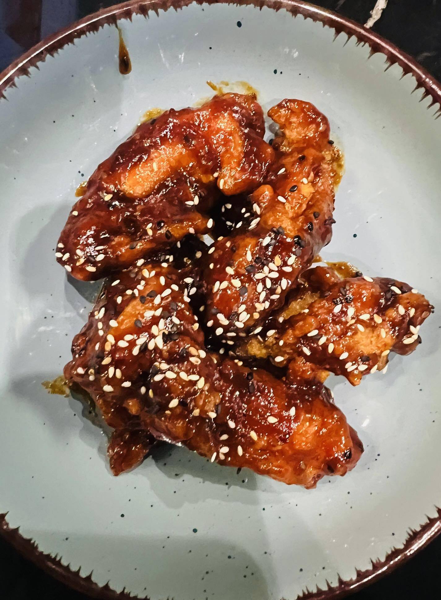 Restauracja «Mr. Yummy Umami». Skrzydełka w sosie słodko-pikantnym. 7 listopada 2025.