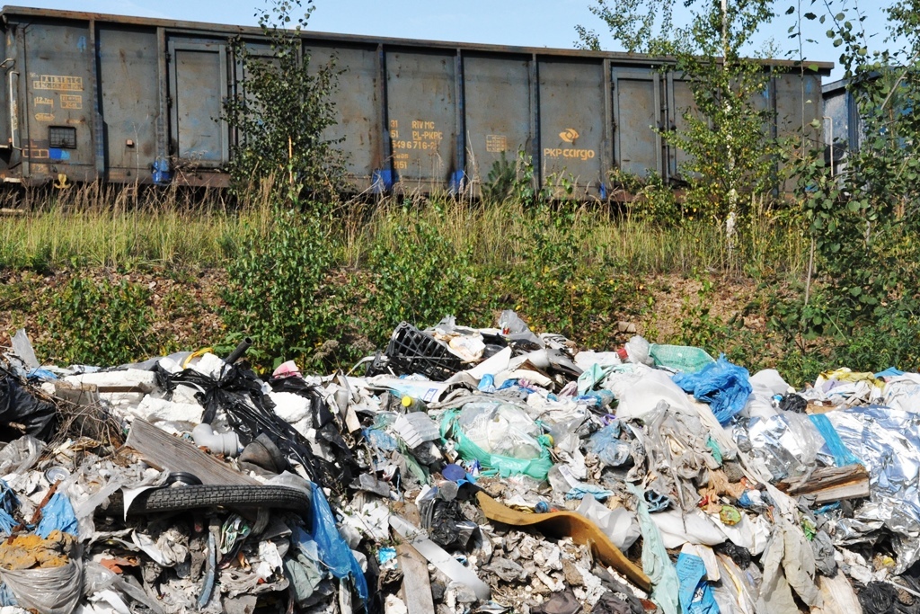 Sławków. Dzikie wysypisko firmy »Rekult« odpadów na terenach kolejowych przy ulicy Okradzionowskiej. 22 września 2015.