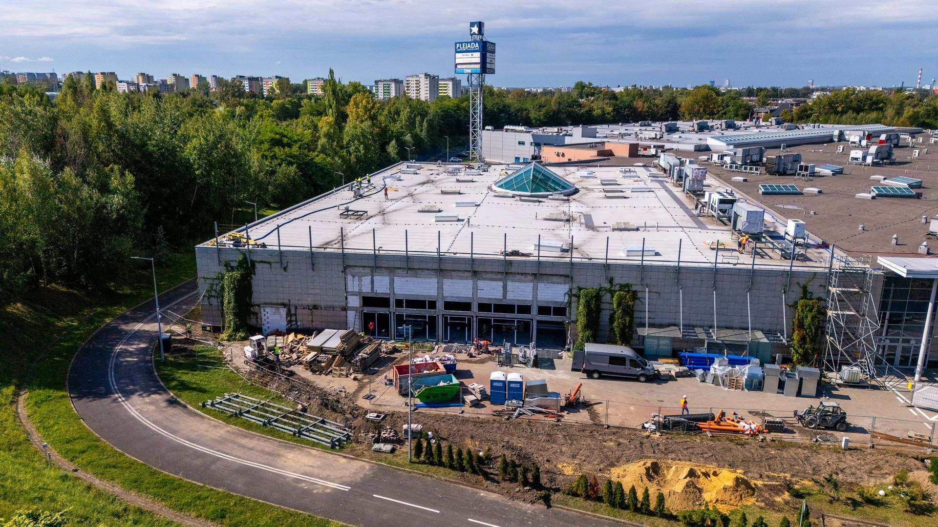 Powiększona «Plejada» w Sosnowcu będzie gotowa do wiosny 2026 roku, a potem „stara” część wyremontowana . Co zamiast supermarketu «Carrefour»?