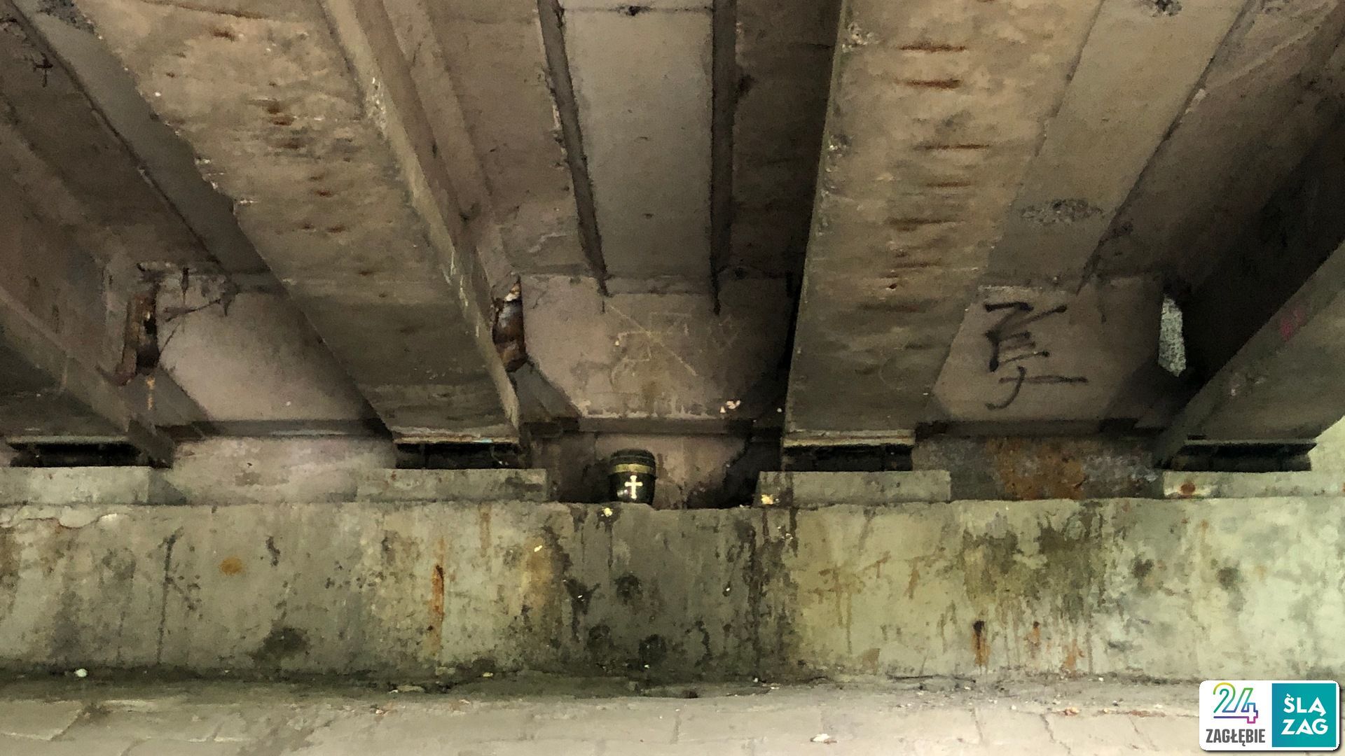 Estakada grozy na Halloween? I wcale tym razem nie chodzi o jej stan. Co pod nią robi urna i czy są w niej prochy zmarłej osoby?