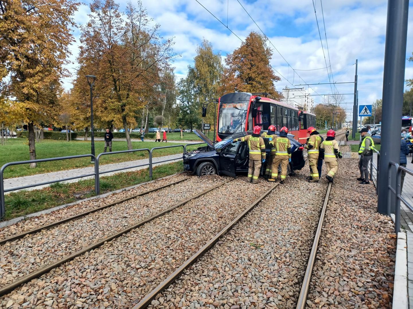 Sosnowiec-Dandowka. Przejazd tramwajowo-samochodowy przy ul. Wojska Polskiego przy cmentarzu komunalnym. Zderzenie tramwaju i samochodu osobowego. 15 października 2025.