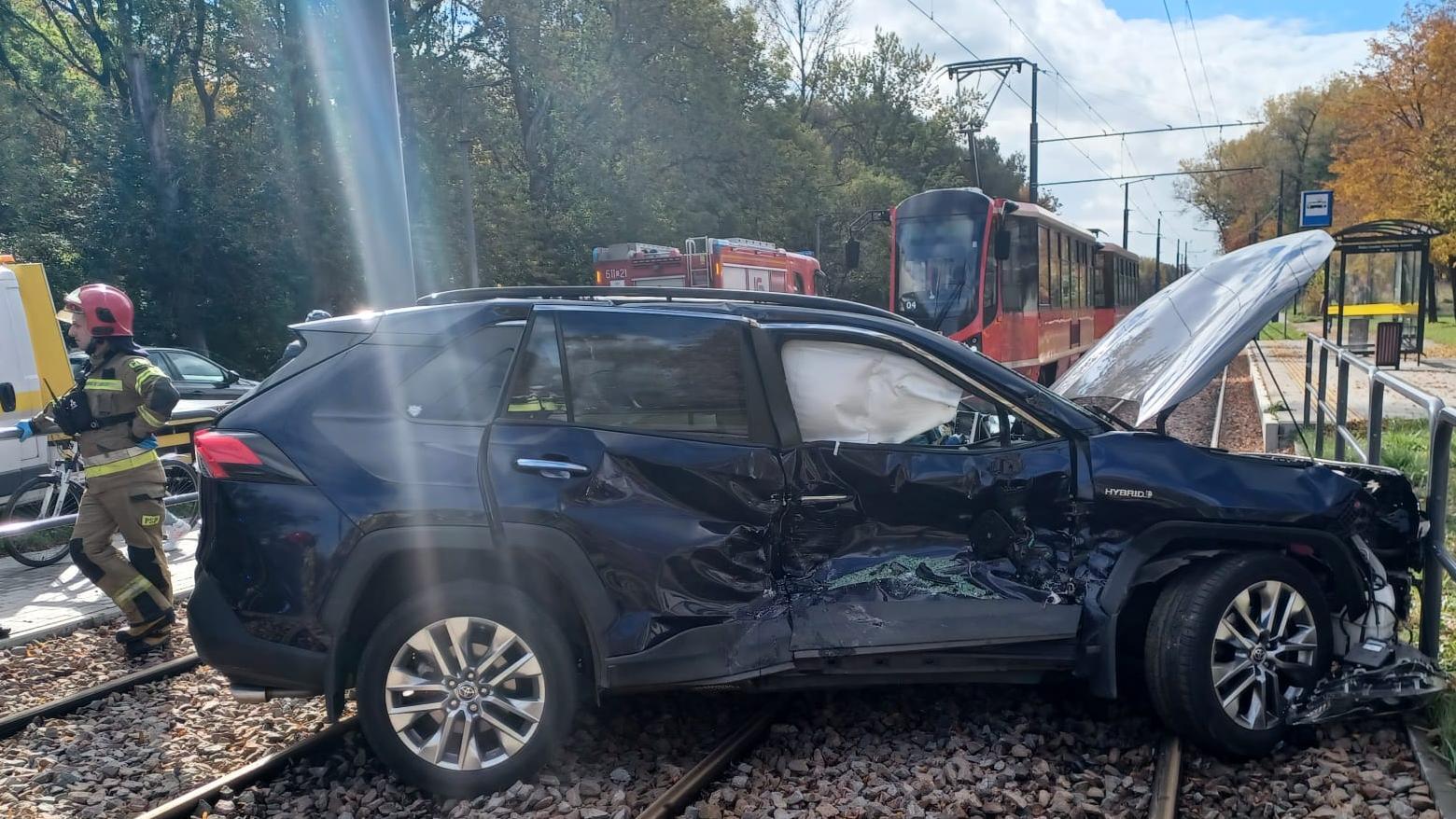 Sosnowiec-Dandowka. Przejazd tramwajowo-samochodowy przy ul. Wojska Polskiego przy cmentarzu komunalnym. Zderzenie tramwaju i samochodu osobowego. 15 października 2025.