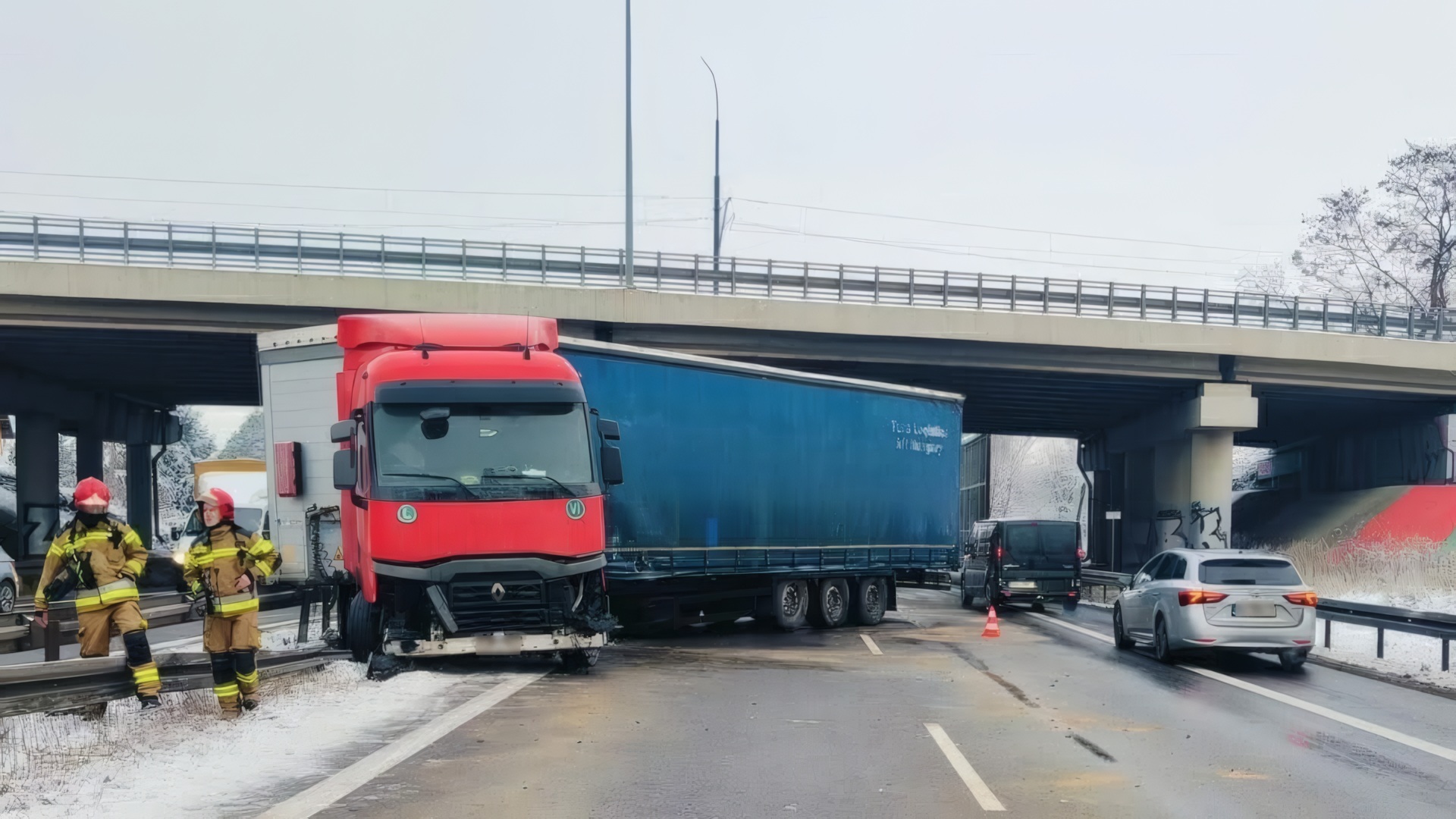 Pierwszy atak nadchodzącej zimy. „TIR” w poprzek „ekspresówki”. To najpoważniejsze zdarzenie od wczorajszych, pierwszych opadów w Zagłębiu