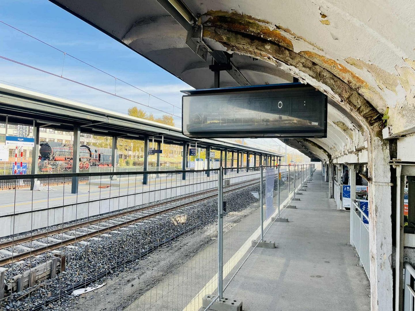 Sosnowiec. Dworzec kolejowy główny. Ostatnie prace przy nowym peronie nr 3 i przed remontem peronu nr 2. 30 października 2025.