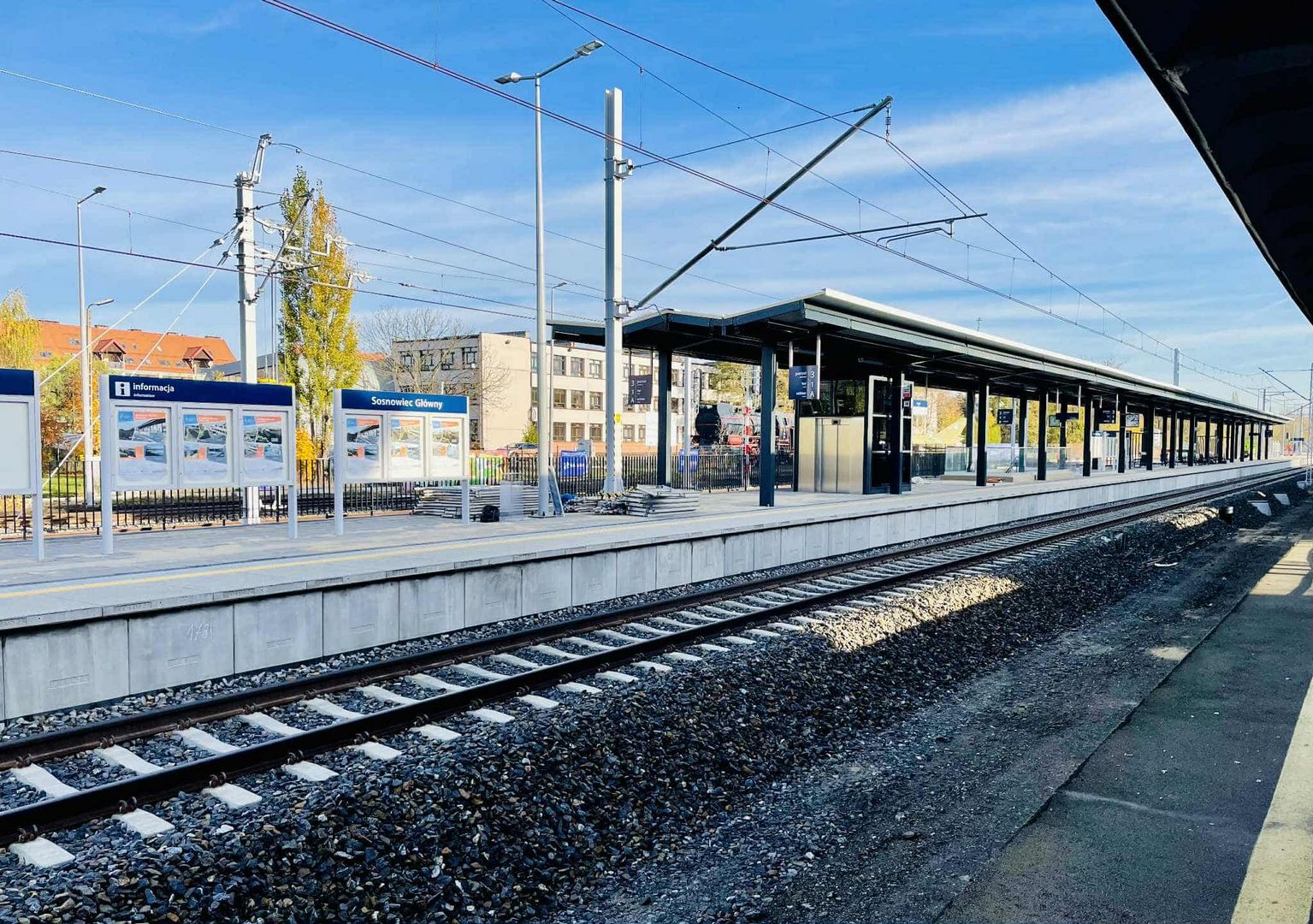 Sosnowiec. Dworzec kolejowy główny. Ostatnie prace przy nowym peronie nr 3 i przed remontem peronu nr 2. 30 października 2025.