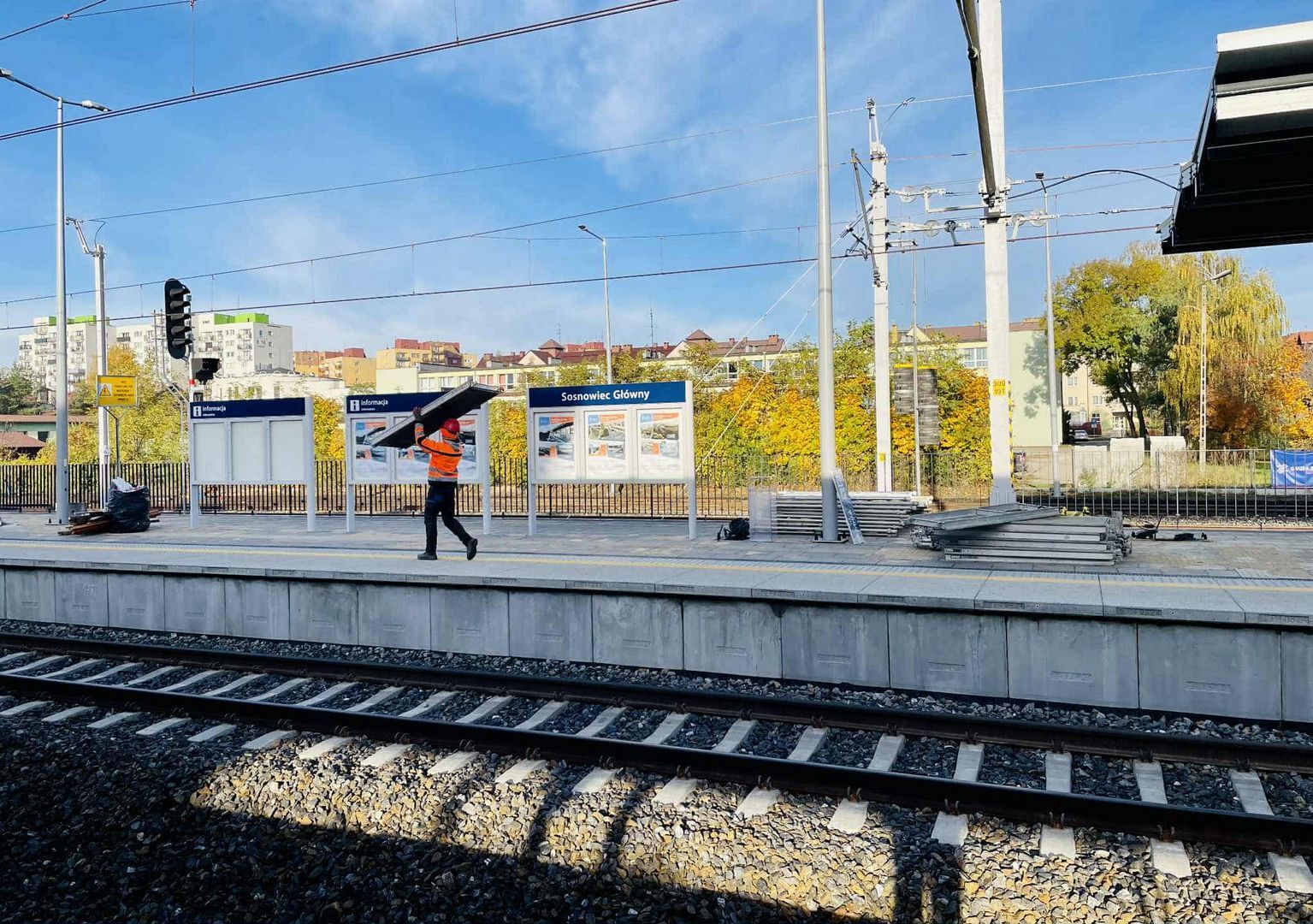 Sosnowiec. Dworzec kolejowy główny. Ostatnie prace przy nowym peronie nr 3 i przed remontem peronu nr 2. 30 października 2025.